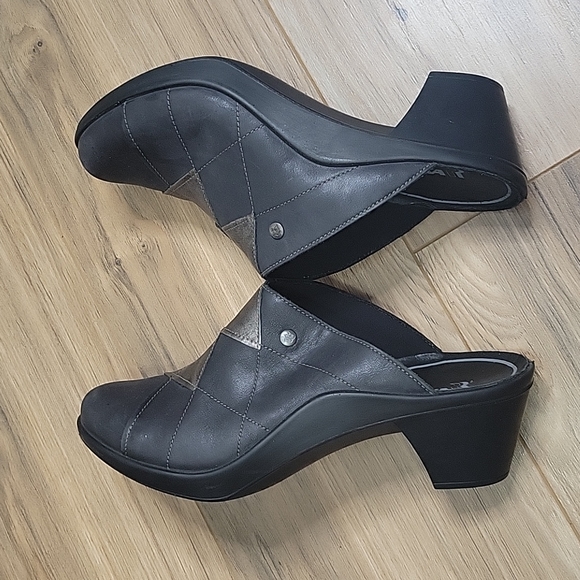 Romika Two Toned Metallic Leather Clogs - Picture 6 of 16